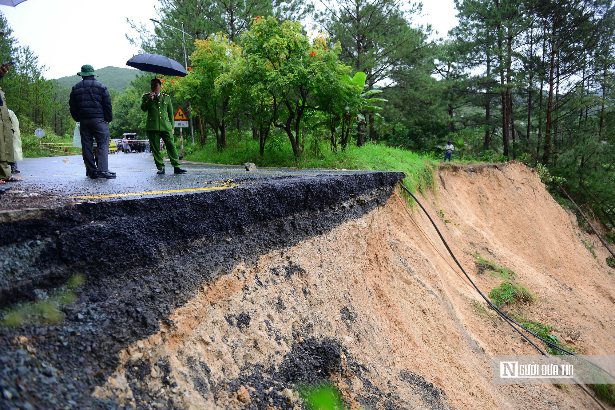 Cận cảnh đèo Mimosa Đà Lạt đứt gãy, sạt lở nghiêm trọng, giao thông chia cắt - Ảnh 3.