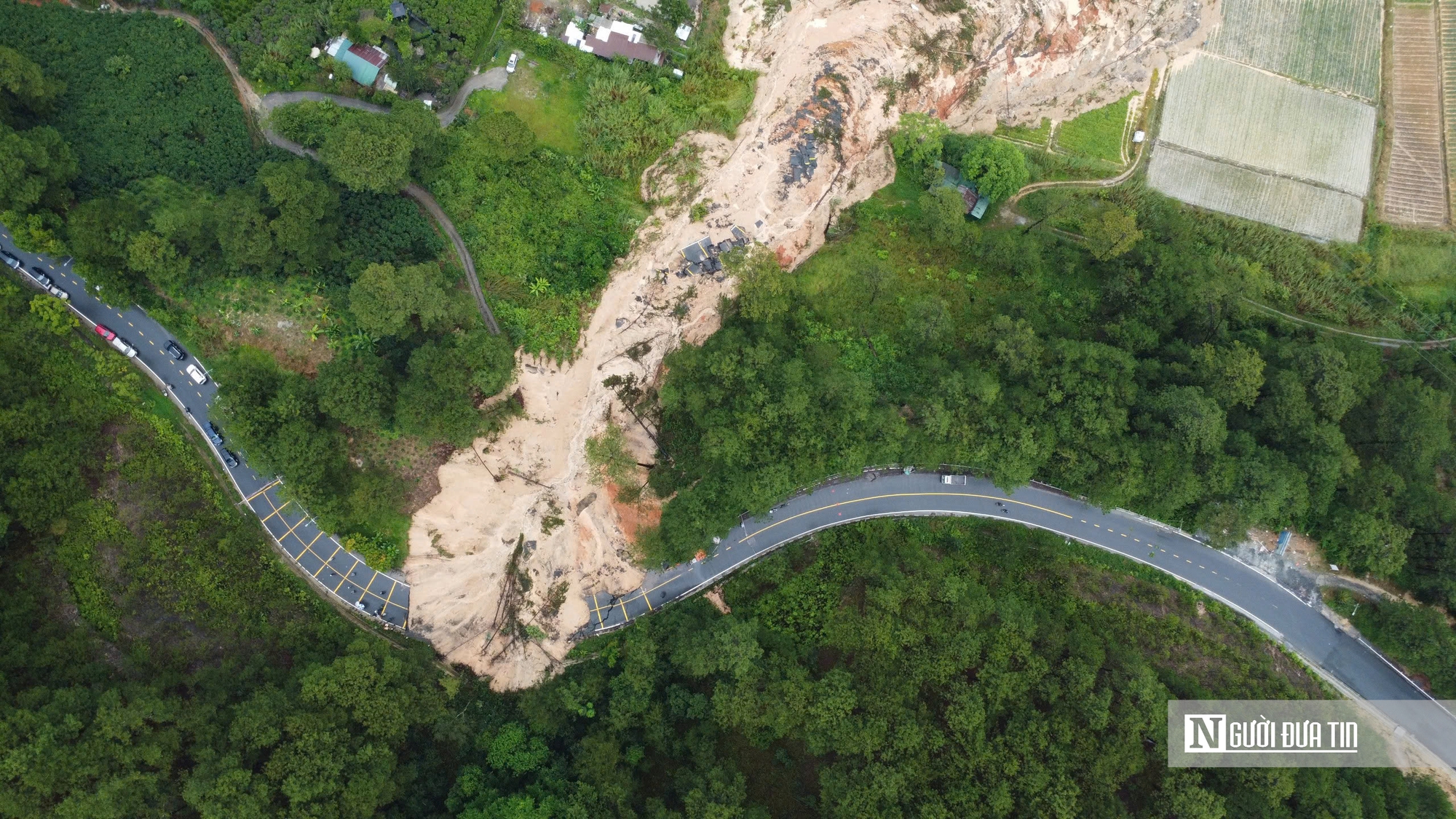 Cận cảnh đèo Mimosa Đà Lạt đứt gãy, sạt lở nghiêm trọng, giao thông chia cắt - Ảnh 4.