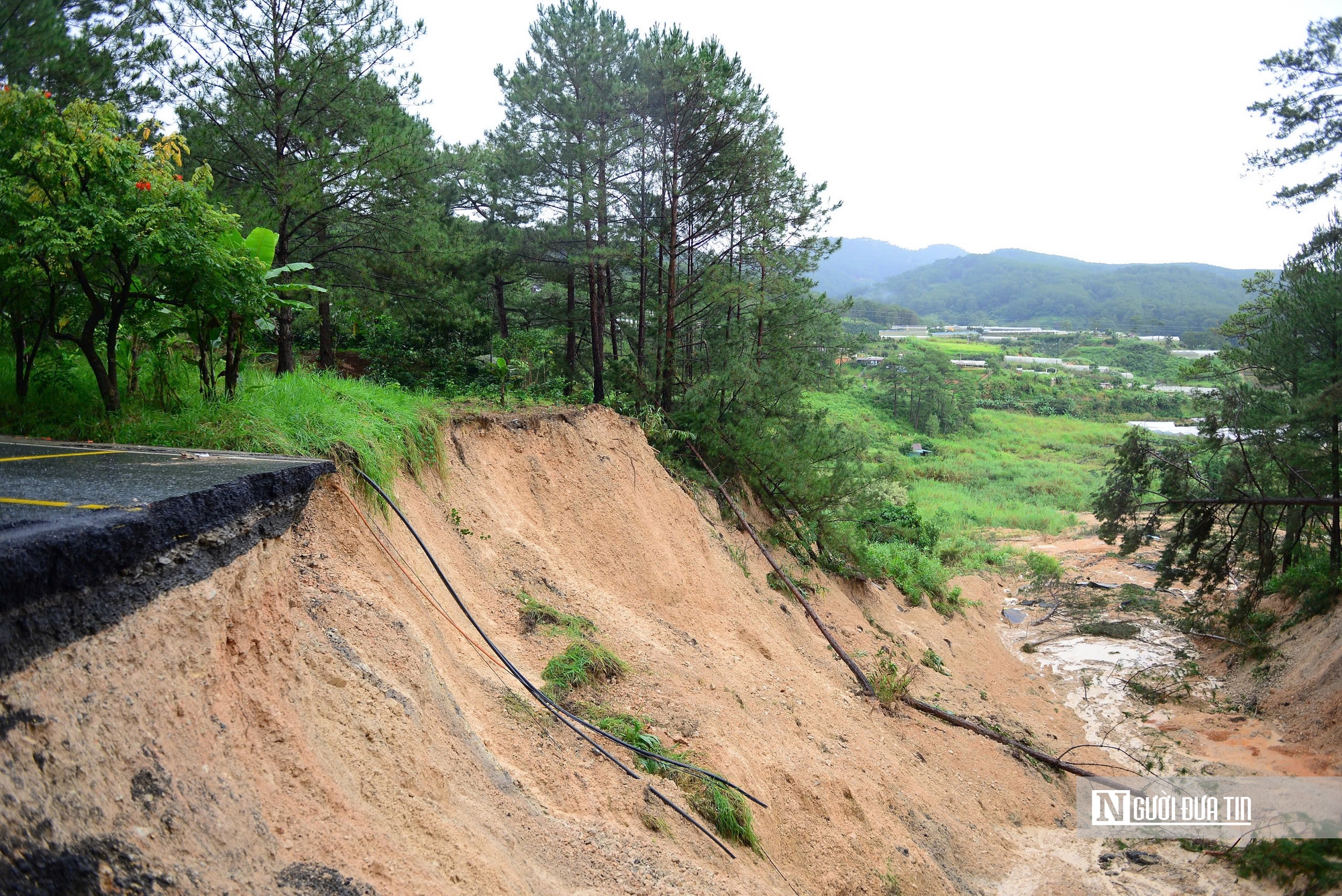 Cận cảnh đèo Mimosa Đà Lạt đứt gãy, sạt lở nghiêm trọng, giao thông chia cắt - Ảnh 6.