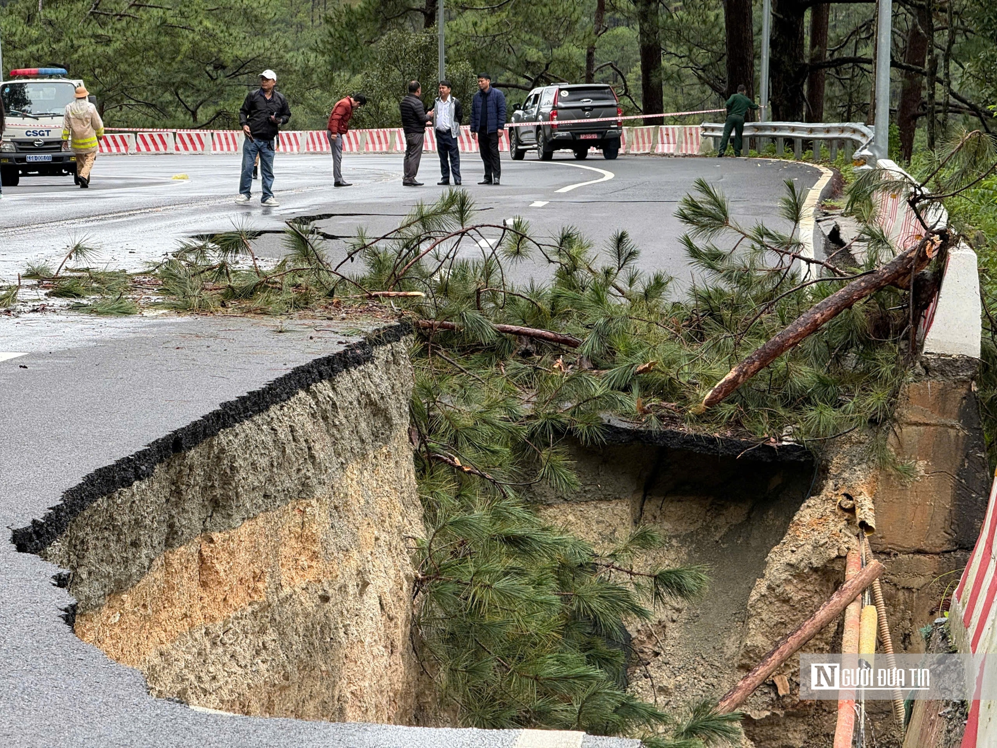 Cận cảnh đèo Mimosa Đà Lạt đứt gãy, sạt lở nghiêm trọng, giao thông chia cắt - Ảnh 11.