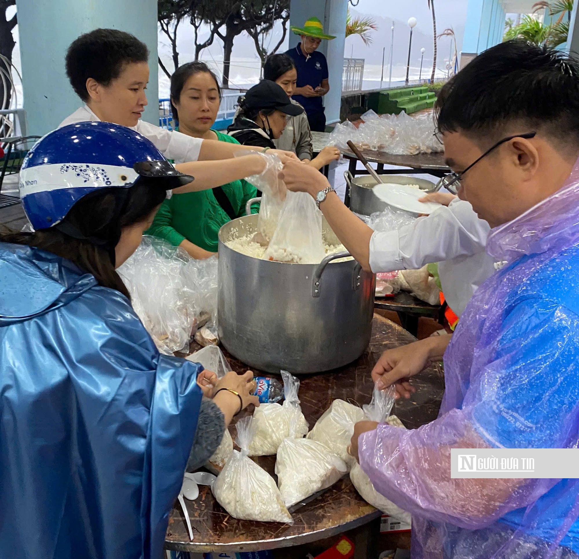 Luộc trứng, gói cơm, chia quần áo cho bà con vùng lũ- Ảnh 4.