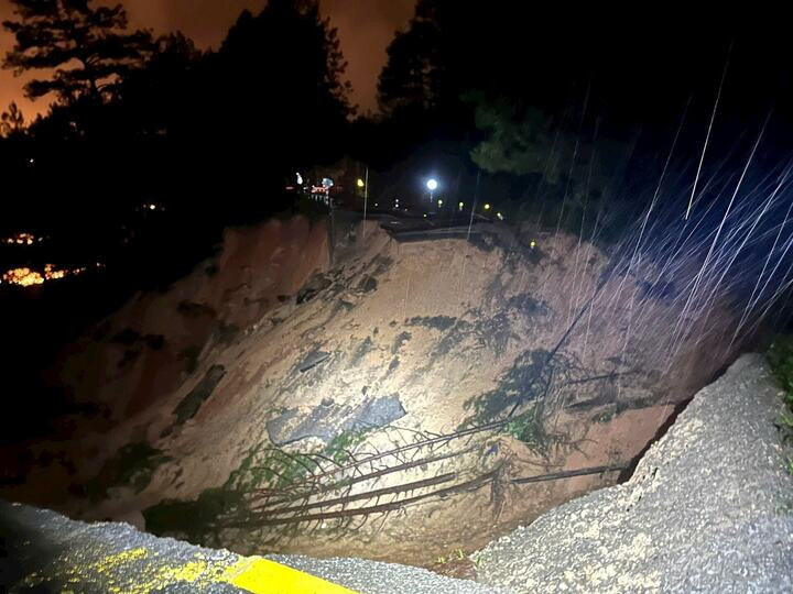 Sạt lở “nuốt” nửa mặt đường đèo Mimosa, xe khách 45 chỗ phanh gấp ngay trước miệng vực - Ảnh 2.