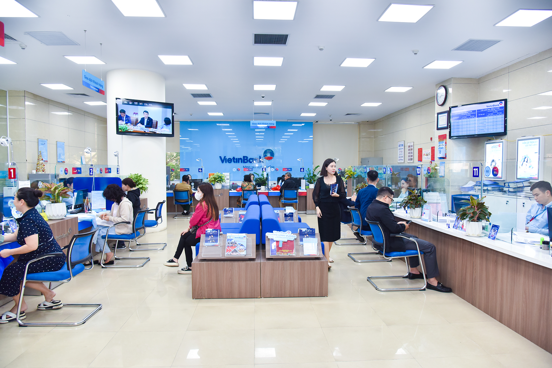 Xu hướng dòng tiền cuối năm: Tiết kiệm ngân hàng trở thành lựa chọn tối ưu  - Ảnh 1.
