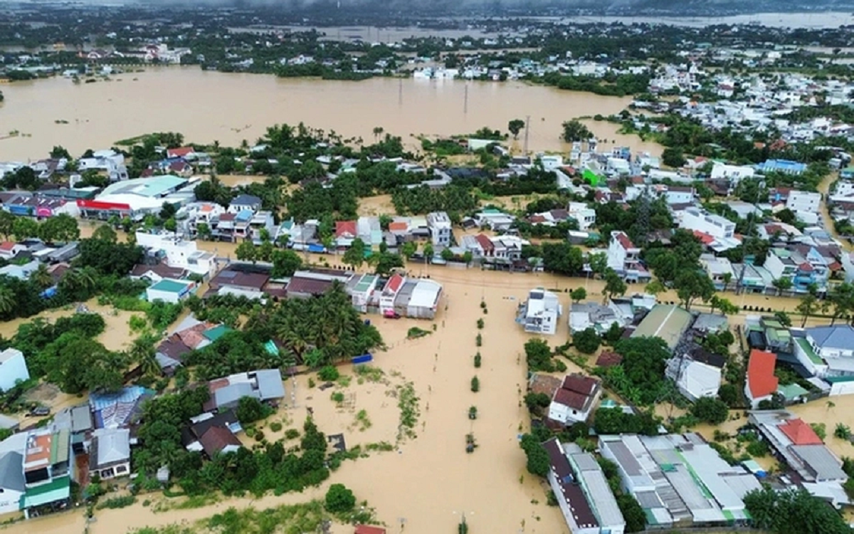 Chuyên gia chỉ rõ nguyên nhân gây ngập lụt tứ bề ở miền Trung: Lũ lịch sử liên tiếp xô đổ mọi kịch bản cũ- Ảnh 1.