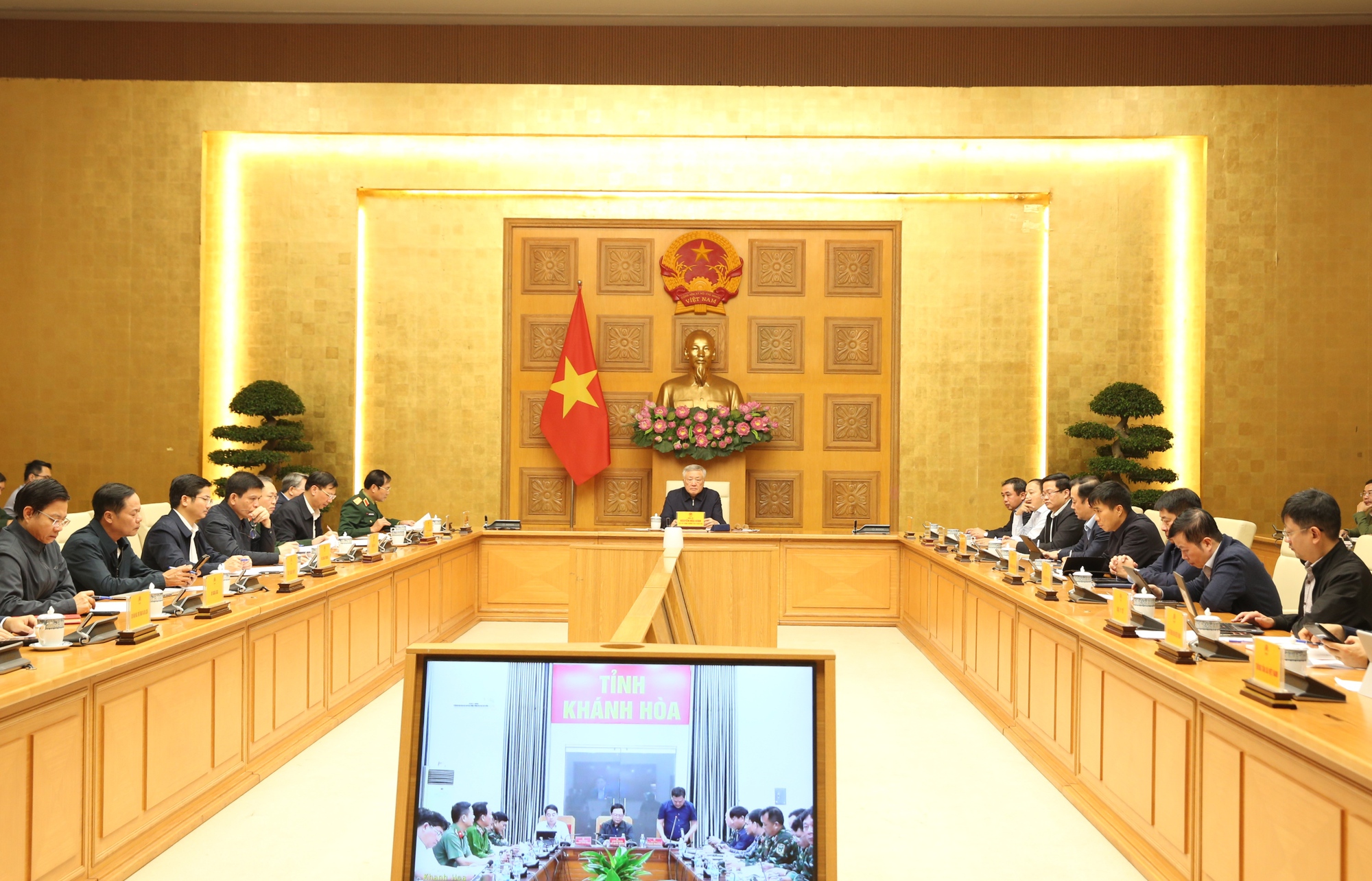 Thủ tướng họp khẩn trực tuyến từ Algeria về ứng phó mưa lũ, thiên tai - Ảnh 2.