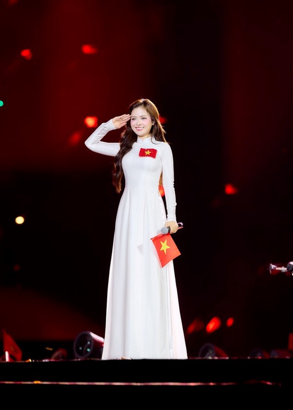 Nữ ca sĩ xinh đẹp là giảng viên thanh nhạc đắt show nhất Việt Nam - Ảnh 3.