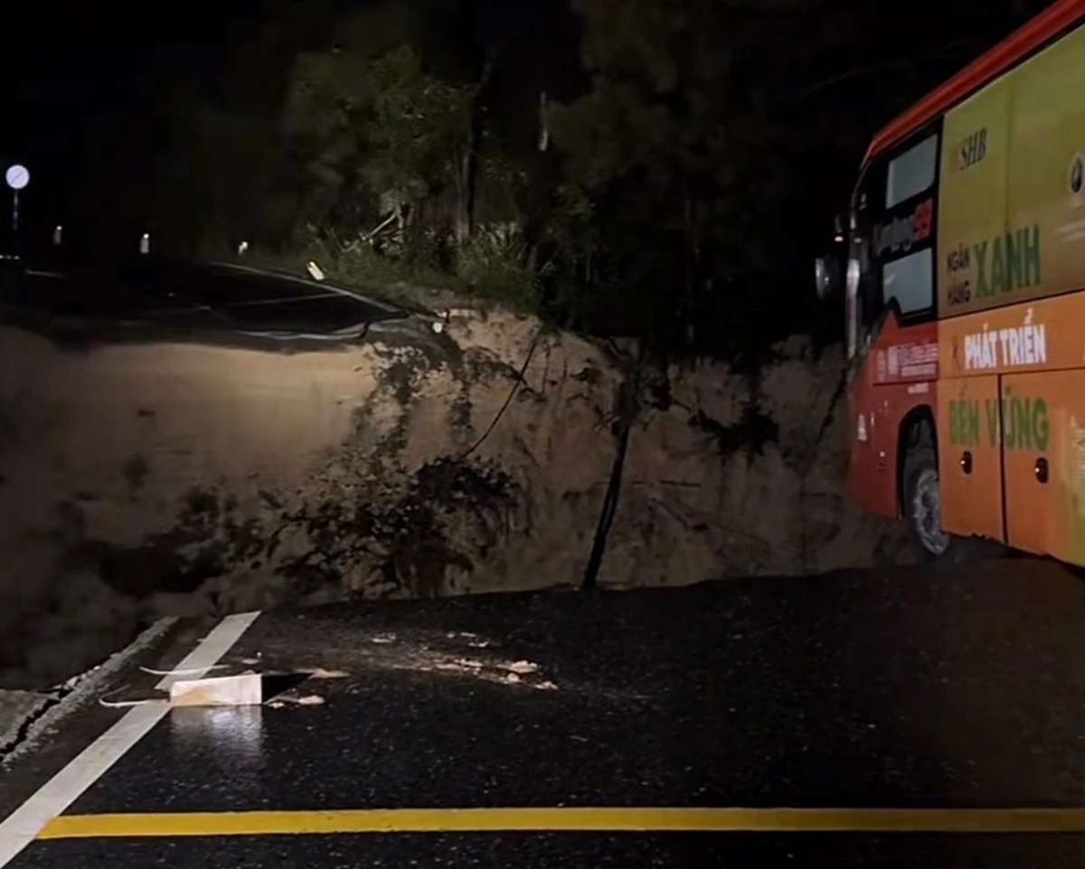Sạt lở “nuốt” nửa mặt đường đèo Mimosa, xe khách 45 chỗ phanh gấp ngay trước miệng vực - Ảnh 1.