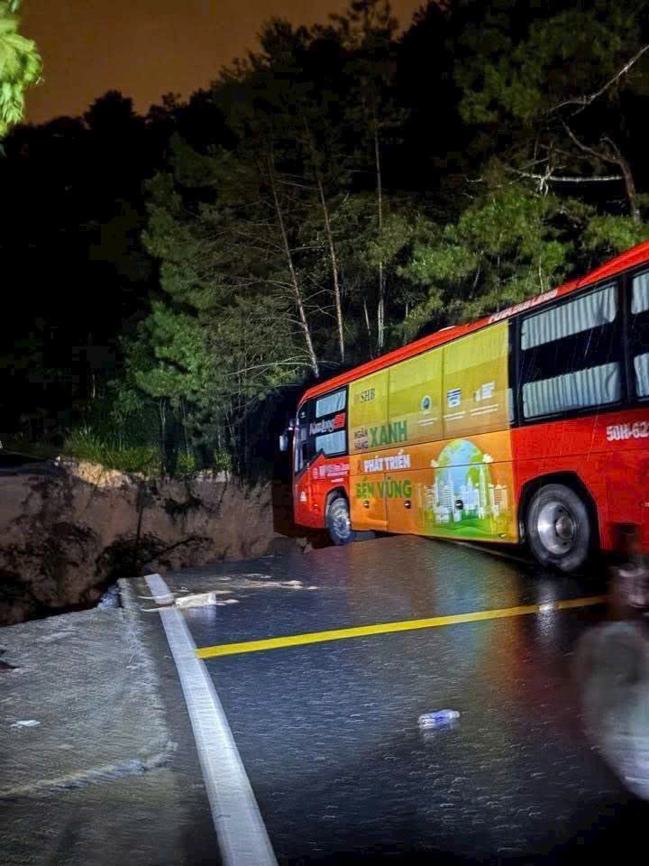 Cận cảnh đèo Mimosa Đà Lạt đứt gãy, sạt lở nghiêm trọng, giao thông chia cắt - Ảnh 10.