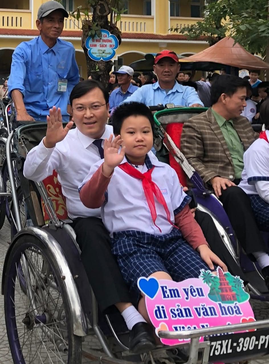 Thấy gì từ vụ một học sinh lớp 1 bị giật dây chuyền vàng trong trường học ở Huế? - Ảnh 2.