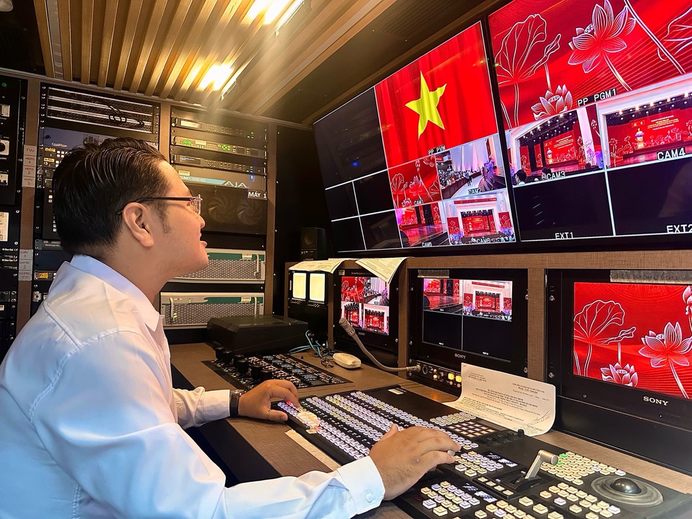 Thạc sĩ - Nhà báo – Đạo diễn Lê Mẫn: Ngọn lửa tri thức và trái tim người thầy  - Ảnh 3.