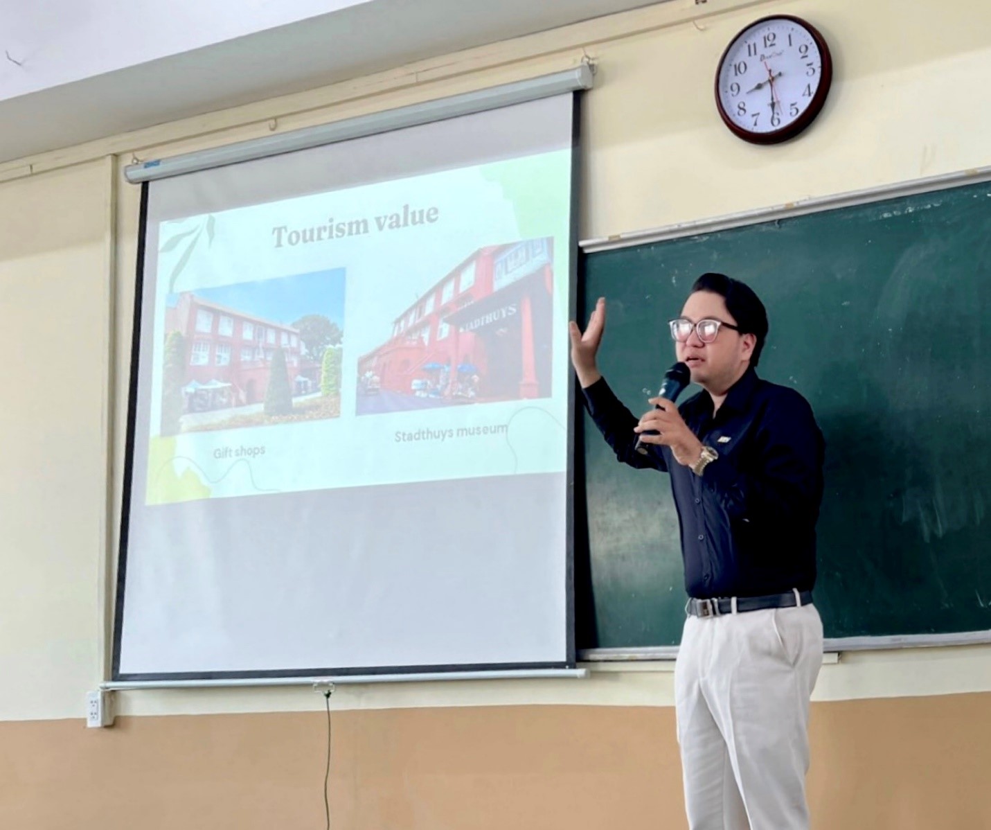 Thạc sĩ - Nhà báo – Đạo diễn Lê Mẫn: Ngọn lửa tri thức và trái tim người thầy  - Ảnh 4.