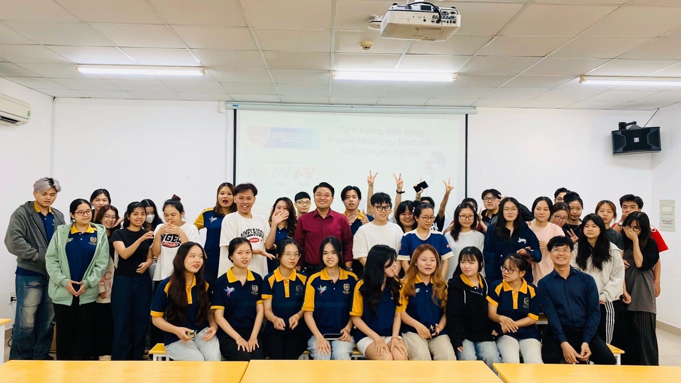 Thạc sĩ - Nhà báo – Đạo diễn Lê Mẫn: Ngọn lửa tri thức và trái tim người thầy  - Ảnh 7.