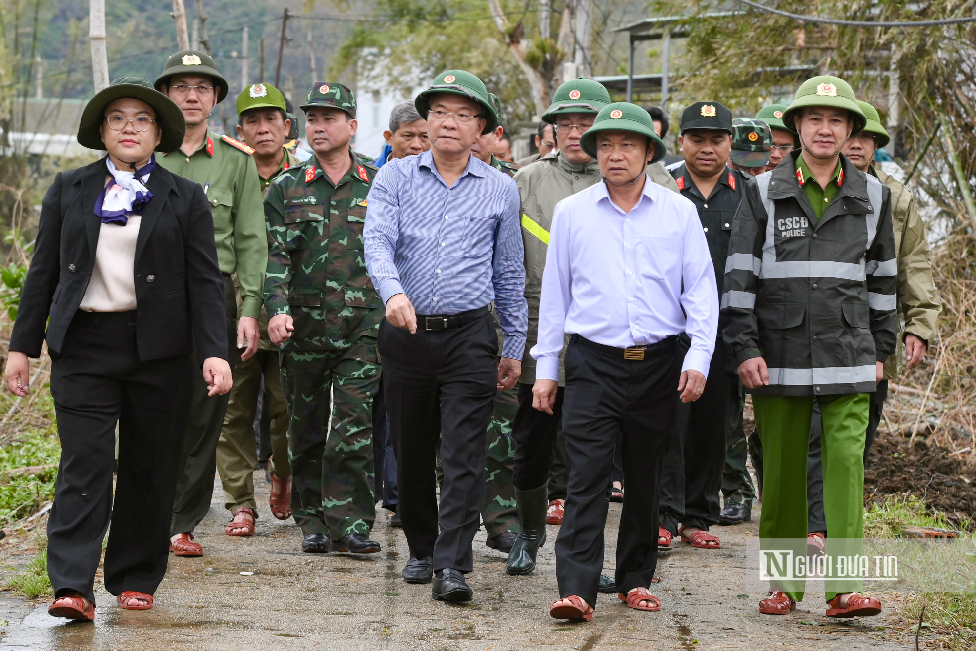 Phó Thủ tướng Lê Thành Long kiểm tra công tác khắc phục lũ lụt, động viên bà con vùng rốn lũ Gia Lai- Ảnh 1.