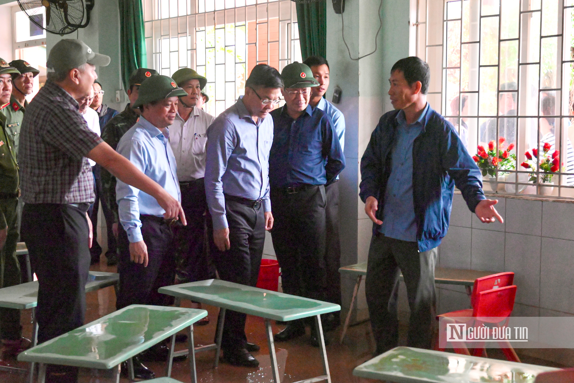 Phó Thủ tướng Lê Thành Long kiểm tra công tác khắc phục lũ lụt, động viên bà con vùng rốn lũ Gia Lai- Ảnh 8.