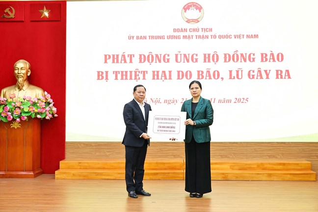 Hơn 112 tỷ đồng gửi tới đồng bào các tỉnh miền Trung, Tây Nguyên đang chịu thiệt hại nặng nề do bão lũ gây ra- Ảnh 10.