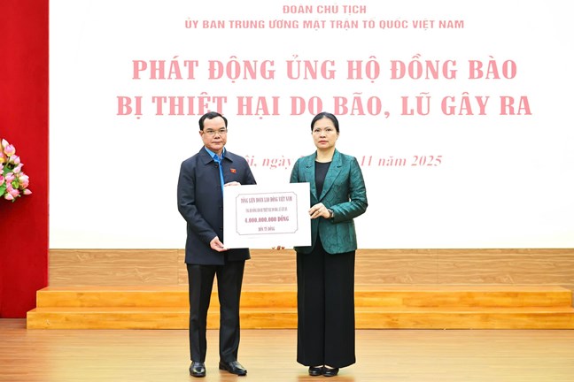 Hơn 112 tỷ đồng gửi tới đồng bào các tỉnh miền Trung, Tây Nguyên đang chịu thiệt hại nặng nề do bão lũ gây ra- Ảnh 11.