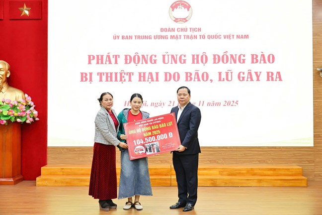 Hơn 112 tỷ đồng gửi tới đồng bào các tỉnh miền Trung, Tây Nguyên đang chịu thiệt hại nặng nề do bão lũ gây ra- Ảnh 13.