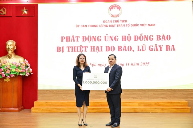 Hơn 112 tỷ đồng gửi tới đồng bào các tỉnh miền Trung, Tây Nguyên đang chịu thiệt hại nặng nề do bão lũ gây ra- Ảnh 12.