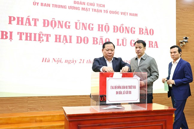 Hơn 112 tỷ đồng gửi tới đồng bào các tỉnh miền Trung, Tây Nguyên đang chịu thiệt hại nặng nề do bão lũ gây ra- Ảnh 4.