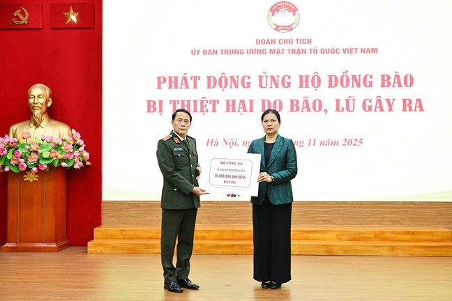 Hơn 112 tỷ đồng gửi tới đồng bào các tỉnh miền Trung, Tây Nguyên đang chịu thiệt hại nặng nề do bão lũ gây ra- Ảnh 8.