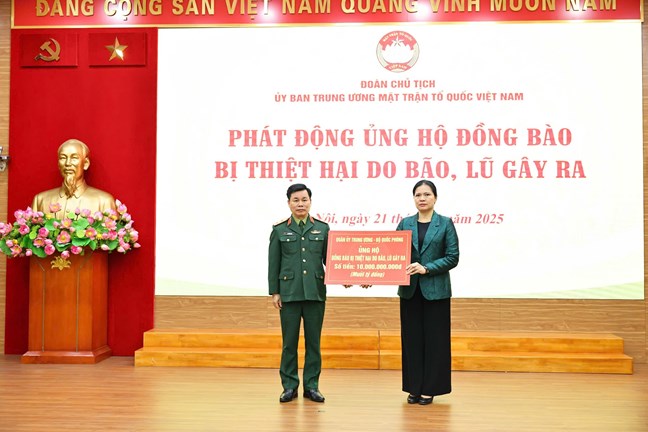 Hơn 112 tỷ đồng gửi tới đồng bào các tỉnh miền Trung, Tây Nguyên đang chịu thiệt hại nặng nề do bão lũ gây ra- Ảnh 9.