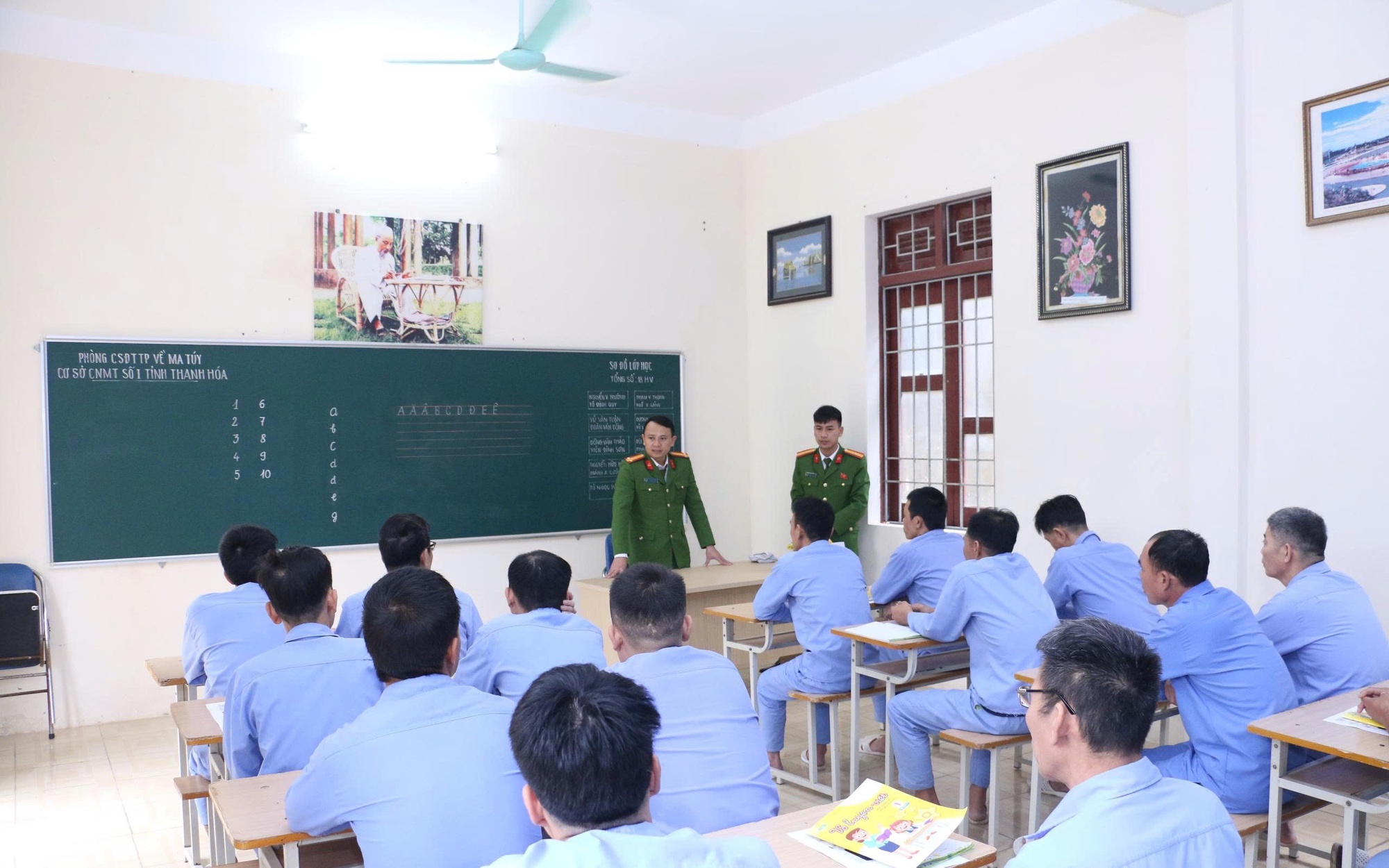 Lớp học đặc biệt miền biên viễn: Nơi những người phụ nữ Mông đi tìm ánh sáng "chữ nghĩa"- Ảnh 4. Lớp học đặc biệt miền biên viễn: Nơi những người phụ nữ Mông đi tìm ánh sáng "chữ nghĩa"- Ảnh 4.