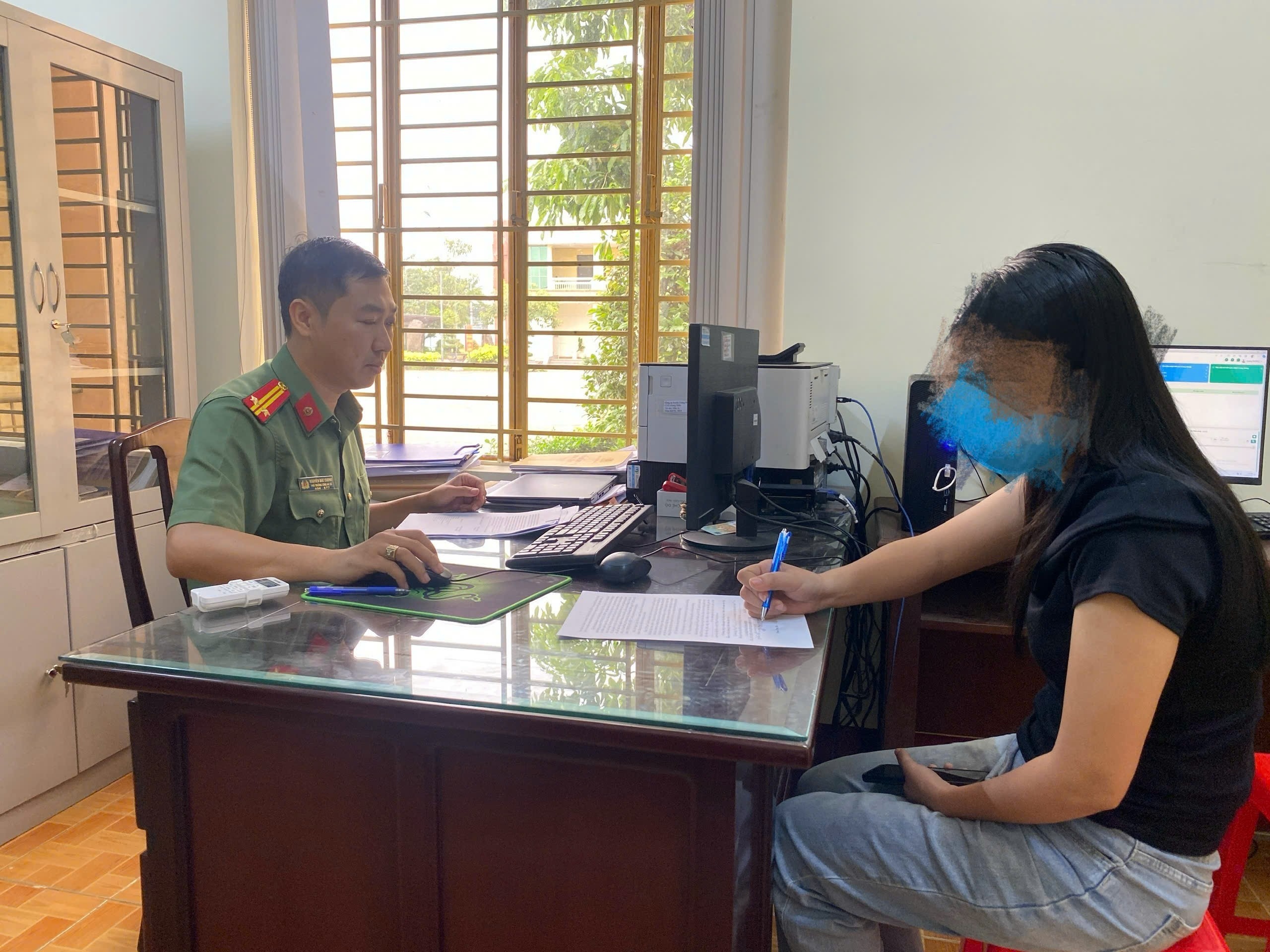 Đăng tin không đúng sự thật để câu like bán hàng, cô gái bị phạt 7,5 triệu đồng - Ảnh 2.