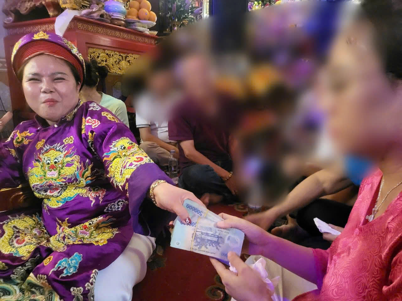 Bật mí về người phụ nữ lập “điện thờ” giăng bẫy tâm linh chiếm đoạt tiền lễ- Ảnh 1.