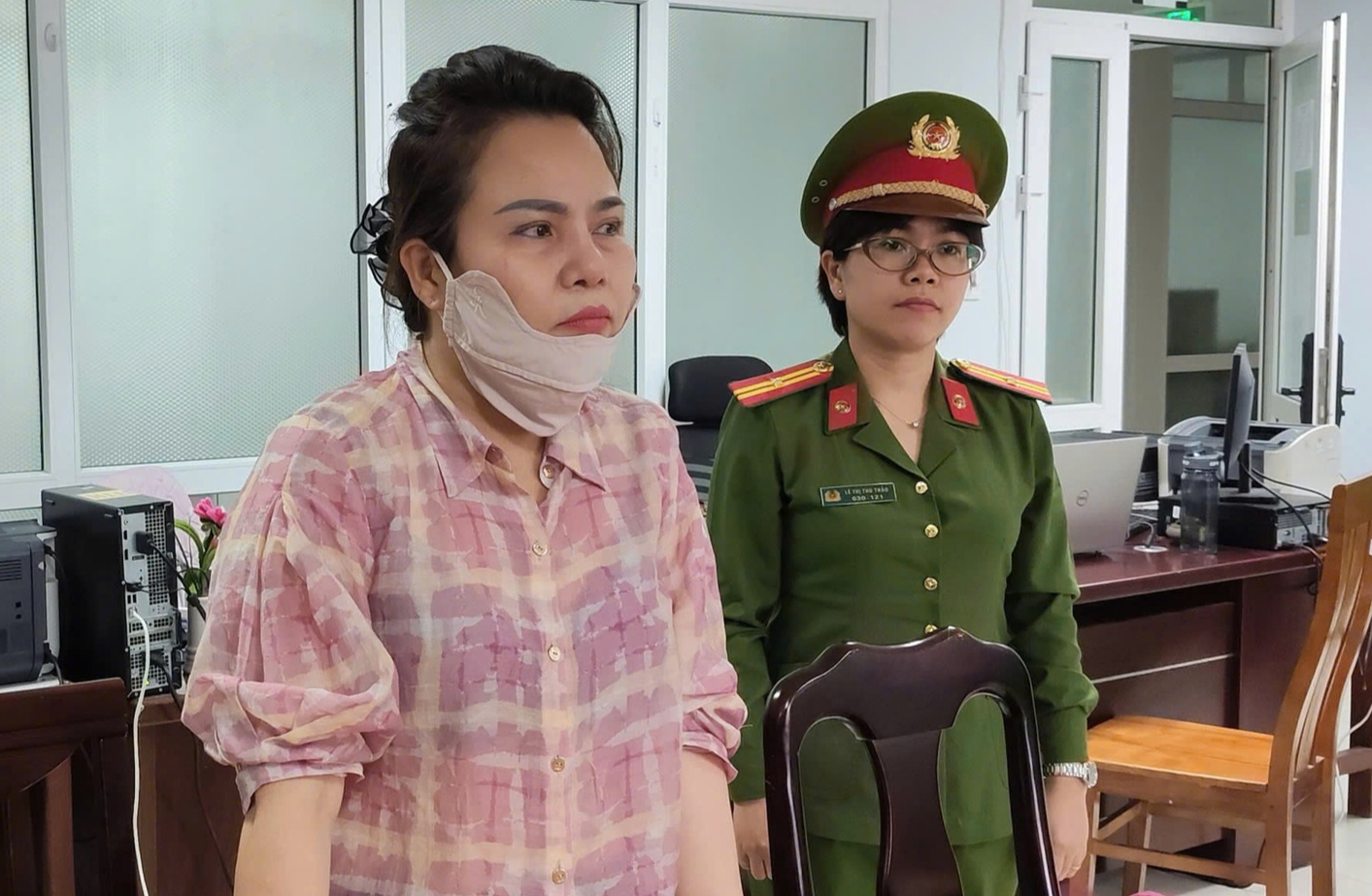 Bật mí về người phụ nữ lập “điện thờ” giăng bẫy tâm linh chiếm đoạt tiền lễ- Ảnh 2.