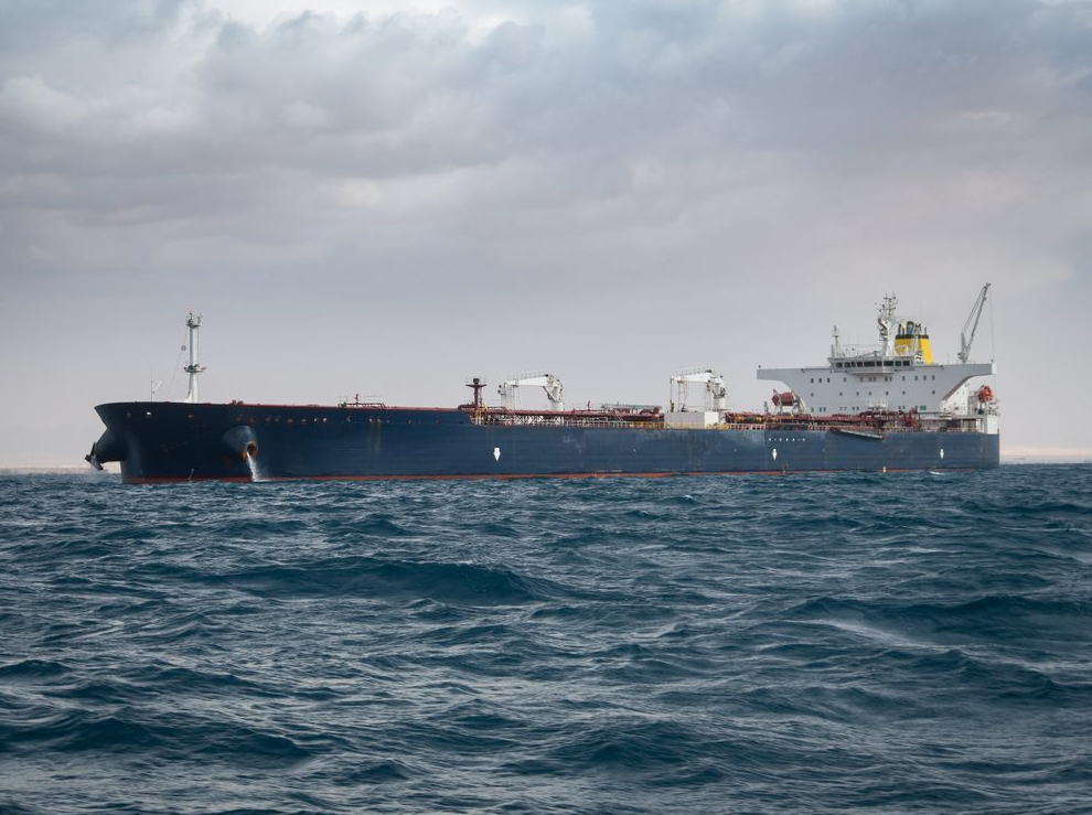 Đòn trừng phạt của Mỹ khiến 48 triệu thùng dầu Nga mắc kẹt giữa biển khơi - Ảnh 1.