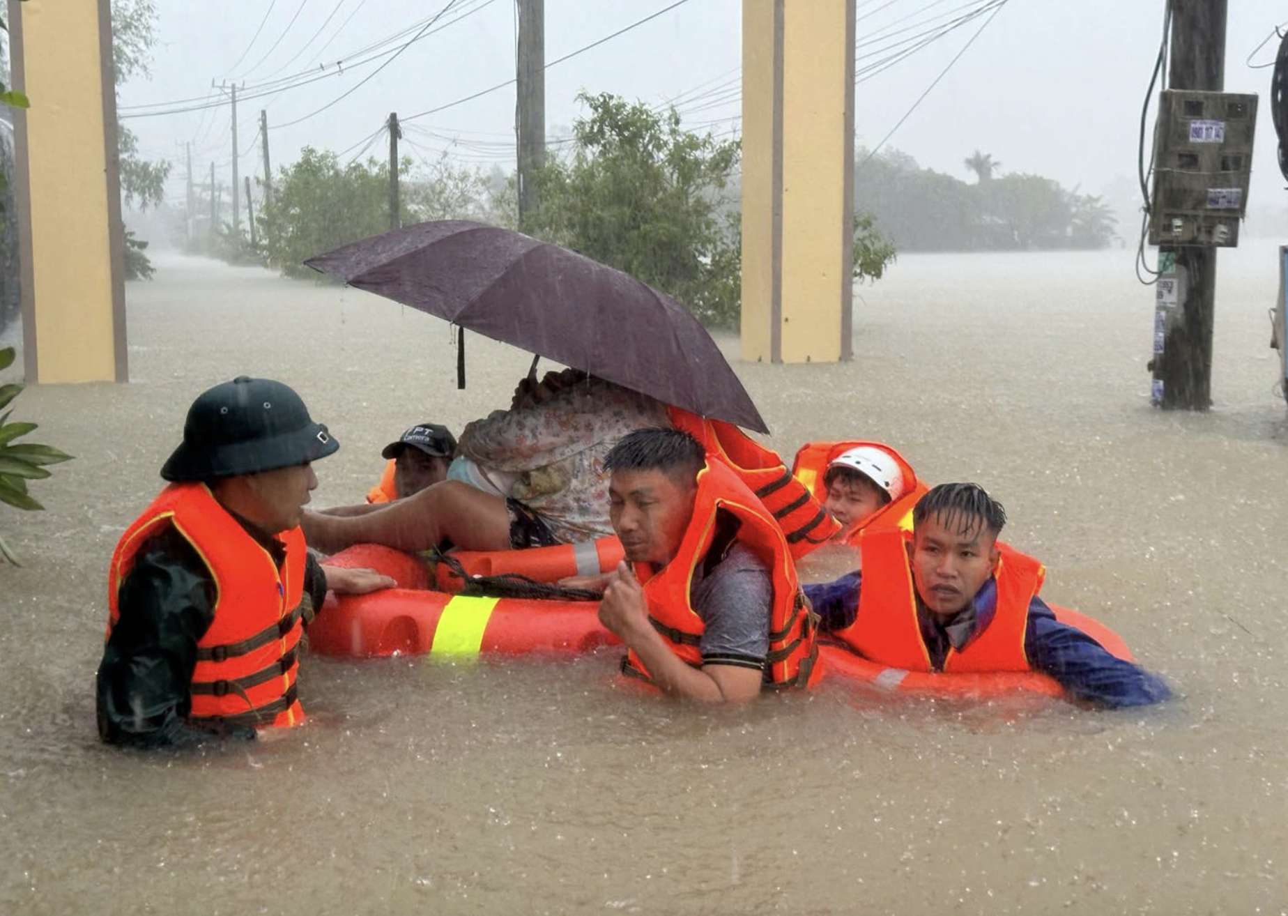Khẩn trương thu dung và cấp cứu nạn nhân mưa lũ tại miền Trung- Ảnh 1.