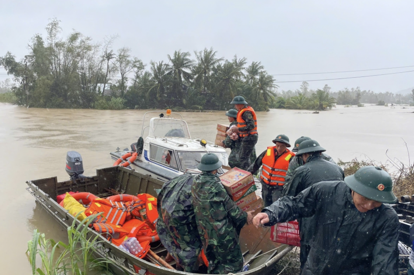 Đẩy mạnh dự trữ nhu yếu phẩm cho khu vực bị cô lập- Ảnh 1.