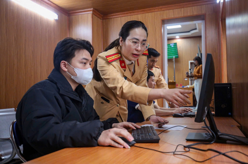 Hướng dẫn cài đặt VNeTraffic cho hơn 10.000 thí sinh dự sát hạch, làm thủ tục đổi giấy phép lái xe - Ảnh 1.