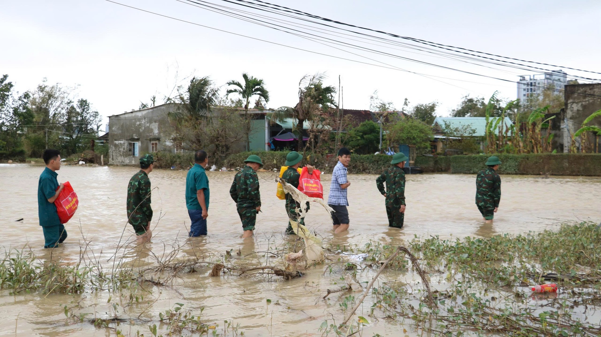 Thông báo Kết luận của Bộ Chính trị về khắc phục hậu quả mưa, lũ đặc biệt lớn ở miền Trung- Ảnh 1.