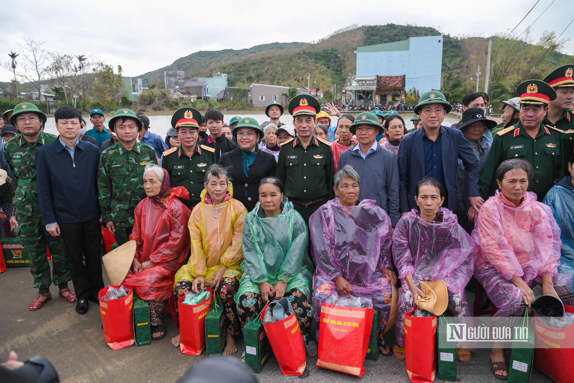 Đại tướng Phan Văn Giang thăm hỏi, động viên nhân dân vùng “điểm nóng” lũ dữ tại Gia Lai- Ảnh 12.