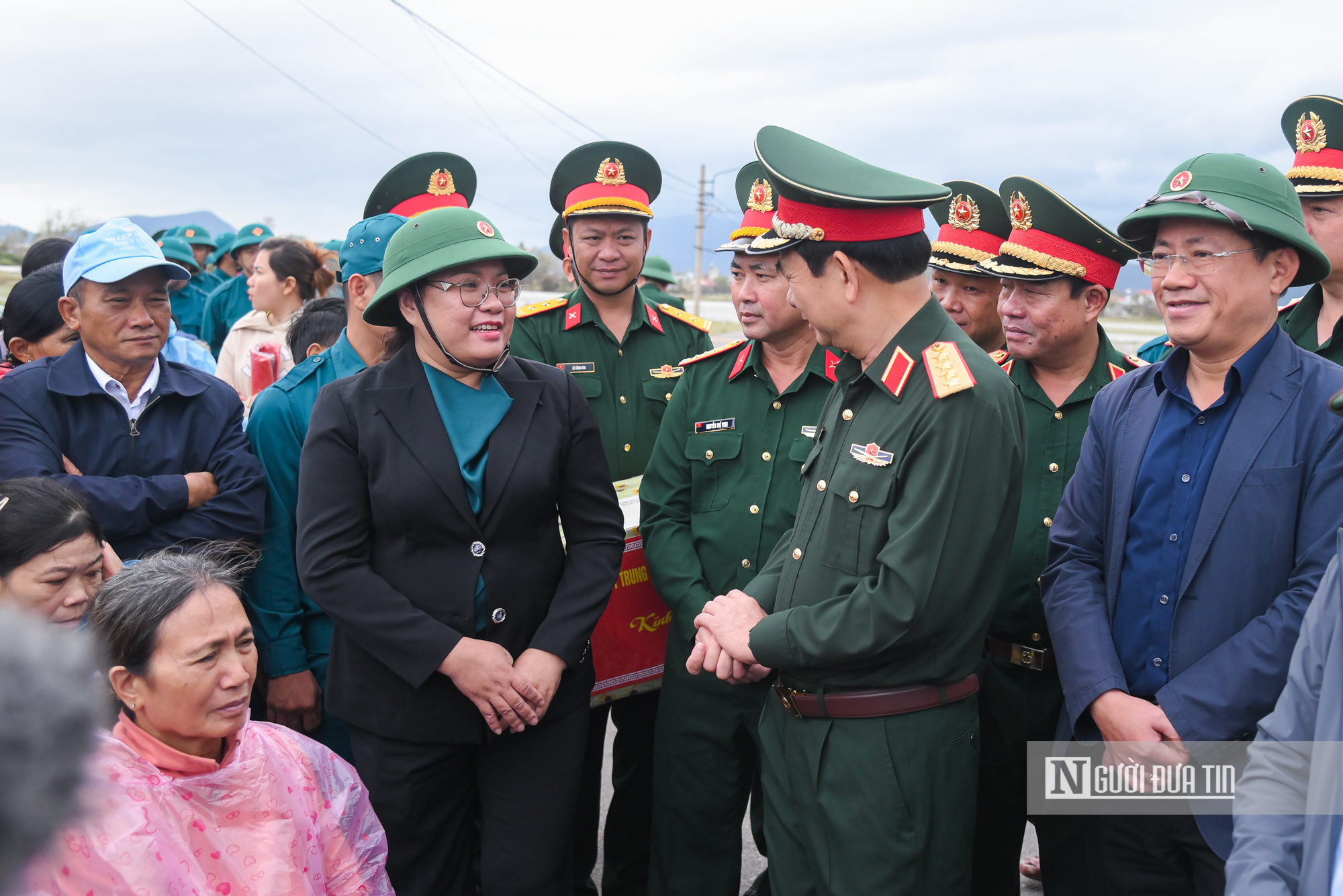 Đại tướng Phan Văn Giang thăm hỏi, động viên nhân dân vùng “điểm nóng” lũ dữ tại Gia Lai- Ảnh 2.