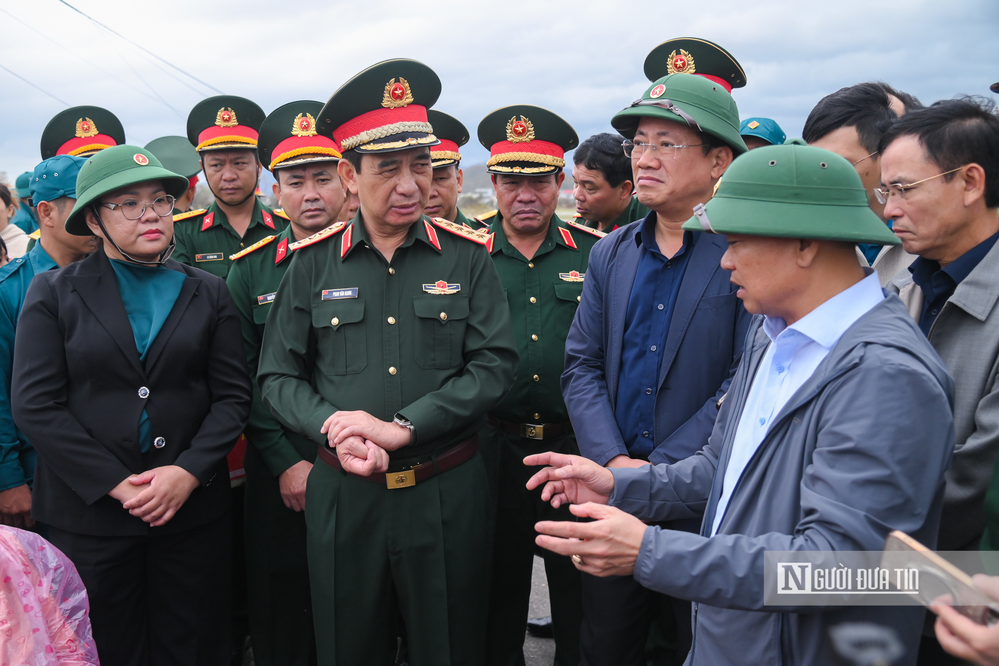 Đại tướng Phan Văn Giang thăm hỏi, động viên nhân dân vùng “điểm nóng” lũ dữ tại Gia Lai- Ảnh 4.