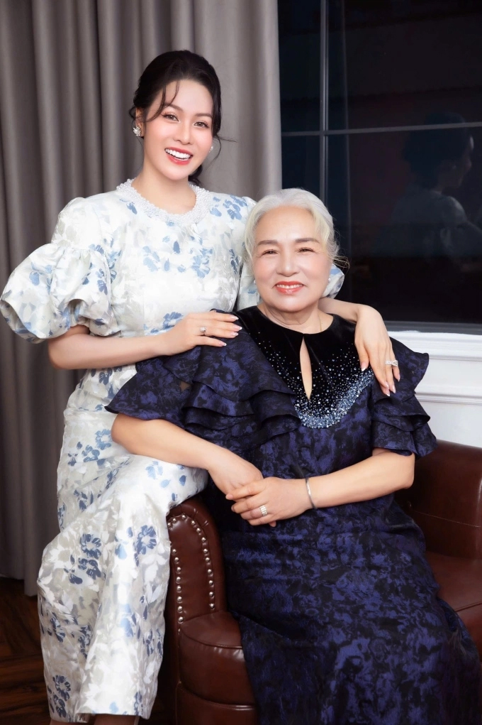 Ca sĩ Nhật Kim Anh hạnh phúc bình yên bên mẹ cùng hai con, hé lộ về con gái lai Tây- Ảnh 4.