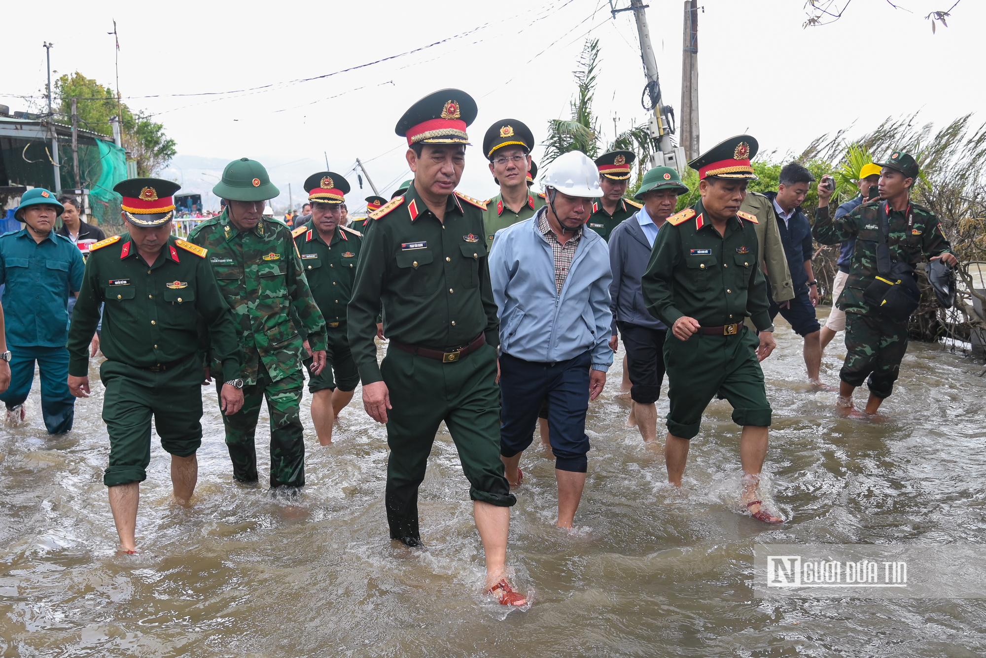 Đại tướng Phan Văn Giang thăm hỏi, động viên nhân dân vùng “điểm nóng” lũ dữ tại Gia Lai- Ảnh 5.