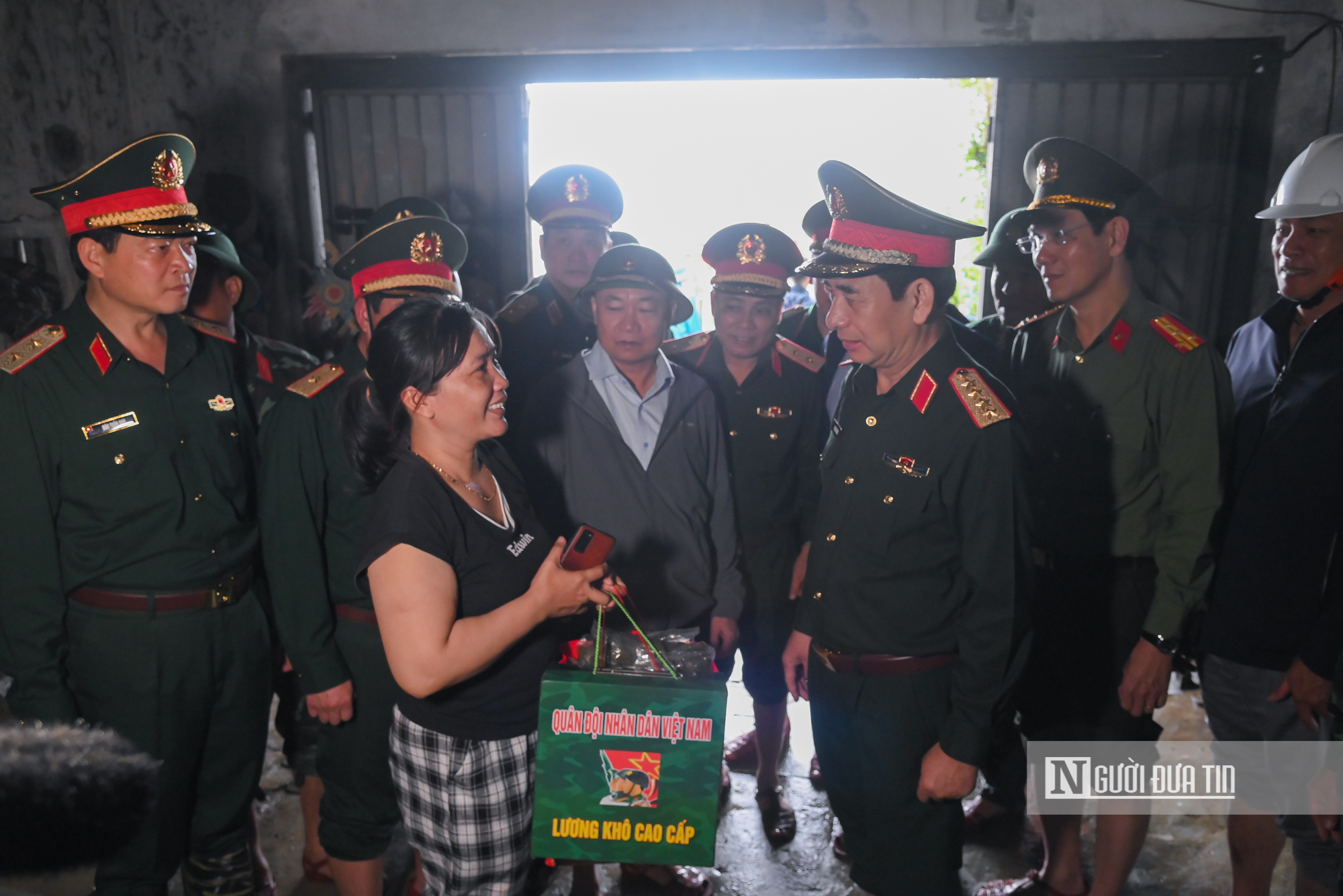 Đại tướng Phan Văn Giang thăm hỏi, động viên nhân dân vùng “điểm nóng” lũ dữ tại Gia Lai- Ảnh 6.