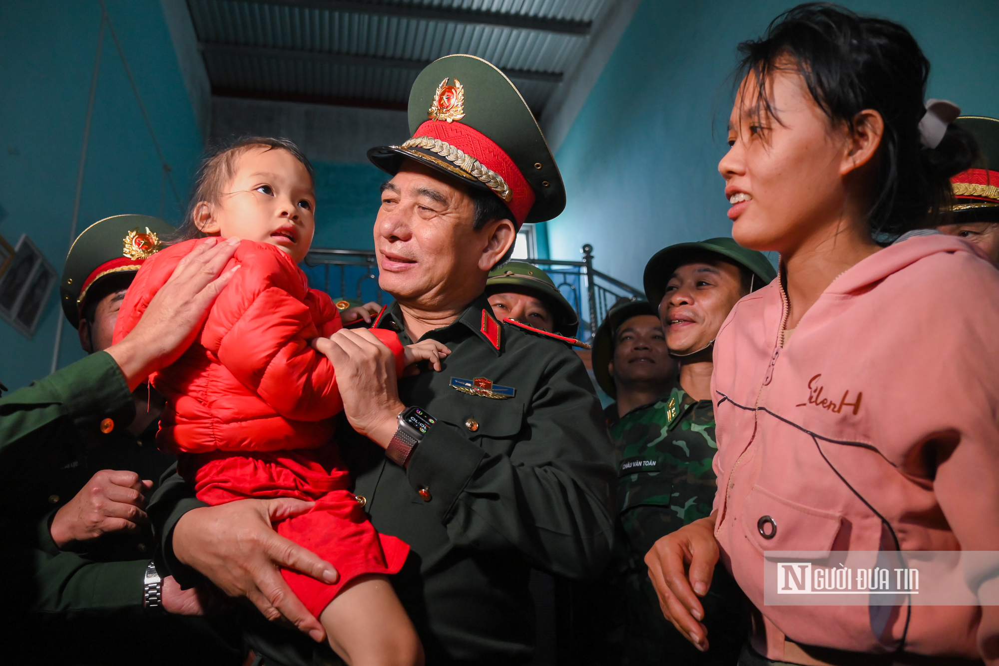 Đại tướng Phan Văn Giang thăm hỏi, động viên nhân dân vùng “điểm nóng” lũ dữ tại Gia Lai- Ảnh 7.