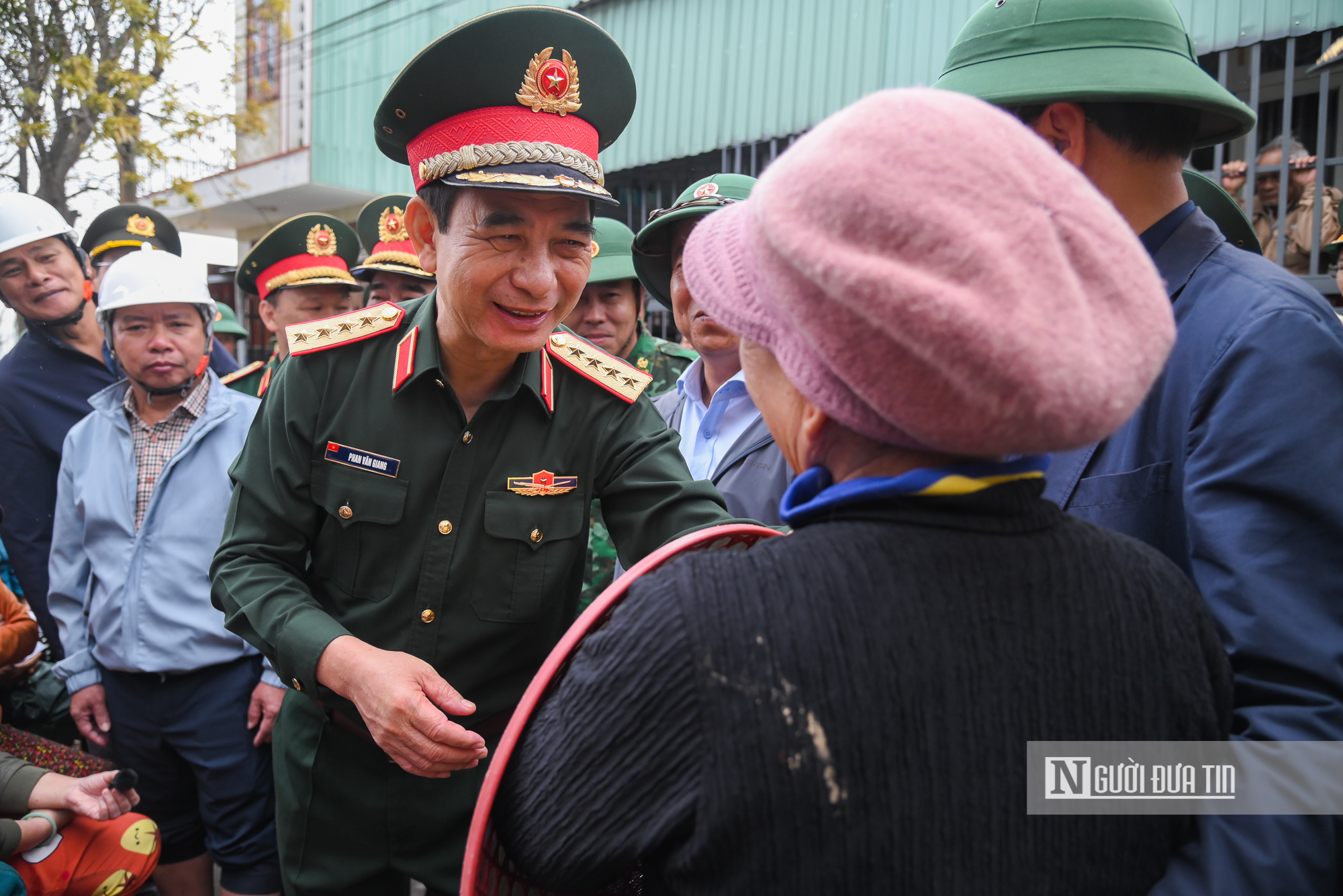 Đại tướng Phan Văn Giang thăm hỏi, động viên nhân dân vùng “điểm nóng” lũ dữ tại Gia Lai- Ảnh 8.