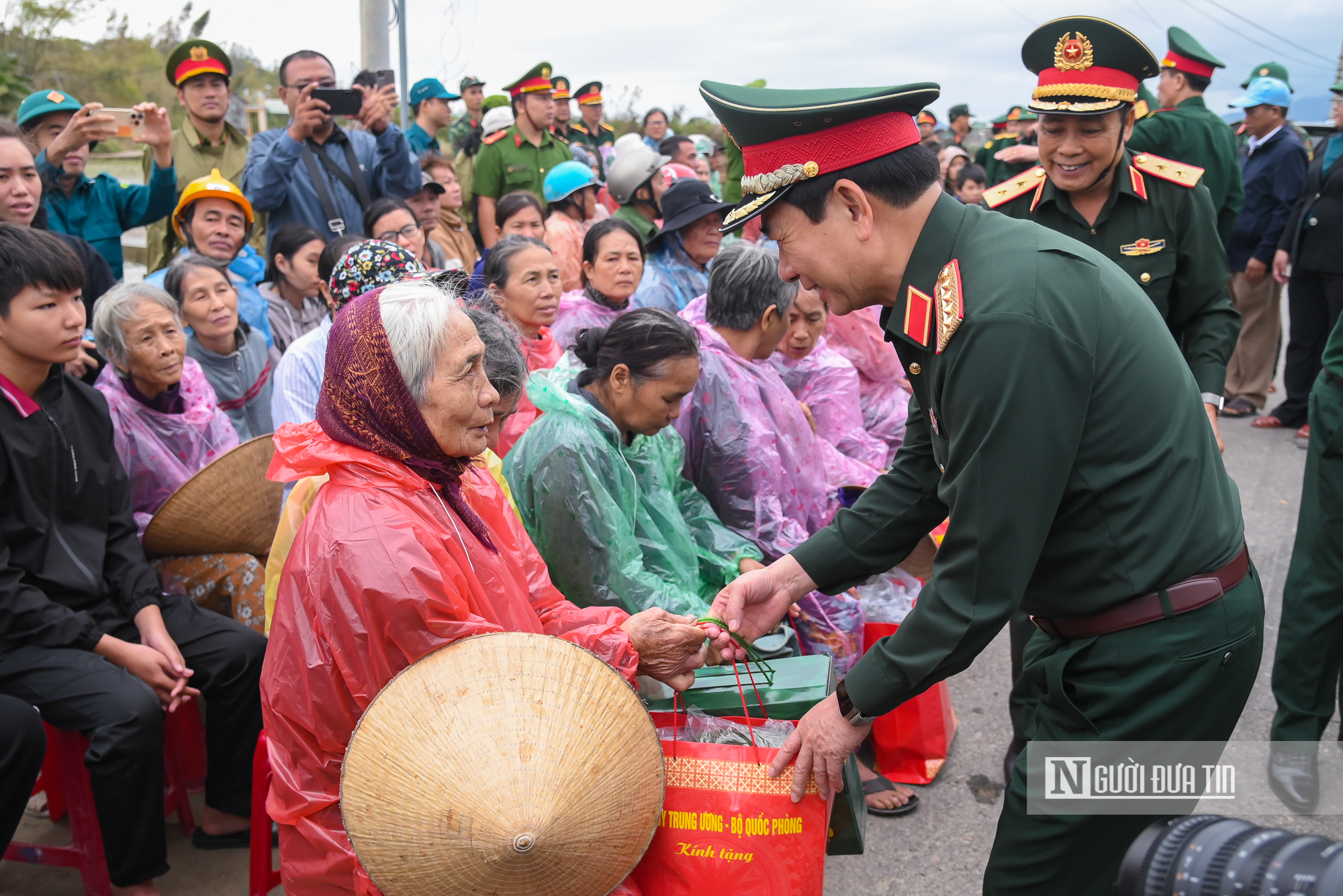 Đại tướng Phan Văn Giang thăm hỏi, động viên nhân dân vùng “điểm nóng” lũ dữ tại Gia Lai- Ảnh 9.