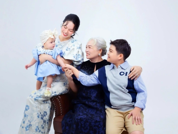 Ca sĩ Nhật Kim Anh hạnh phúc bình yên bên mẹ cùng hai con, hé lộ về con gái lai Tây- Ảnh 1.