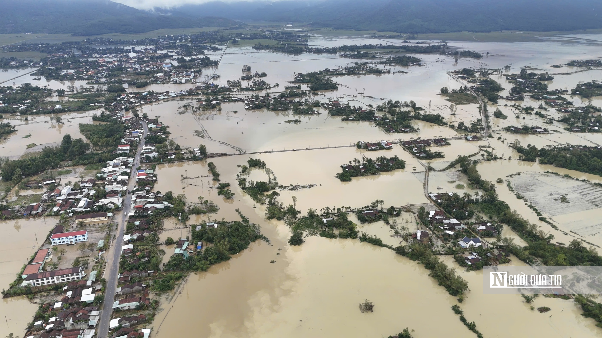 Đắk Lắk: Cận cảnh rốn lũ Hoà Thịnh ngập trong biển nước- Ảnh 1.
