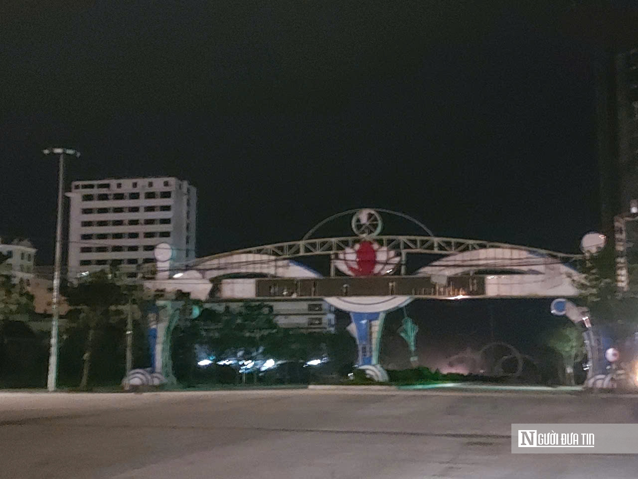 Nghệ An: Gần 1 tháng sau bão, hệ thống chiếu sáng phố phường vẫn hư hỏng nặng nề- Ảnh 1.