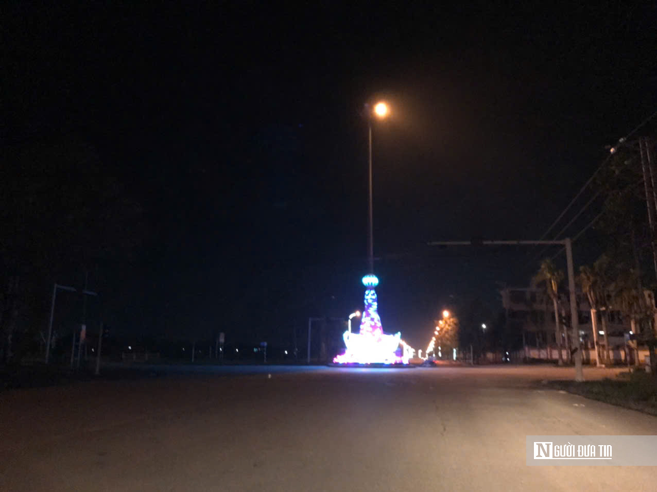 Nghệ An: Gần 1 tháng sau bão, hệ thống chiếu sáng phố phường vẫn hư hỏng nặng nề- Ảnh 2.