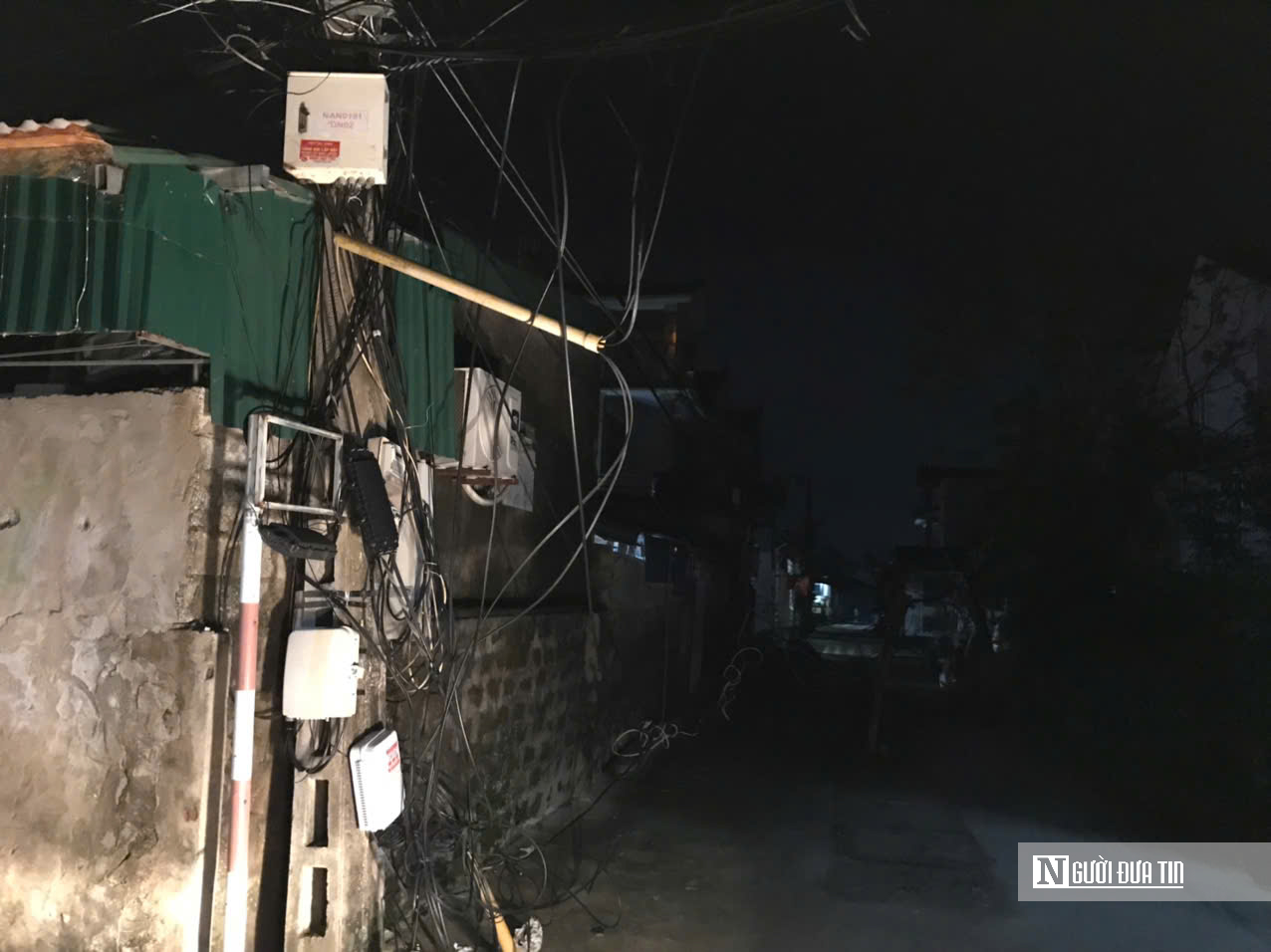 Nghệ An: Gần 1 tháng sau bão, hệ thống chiếu sáng phố phường vẫn hư hỏng nặng nề- Ảnh 3.
