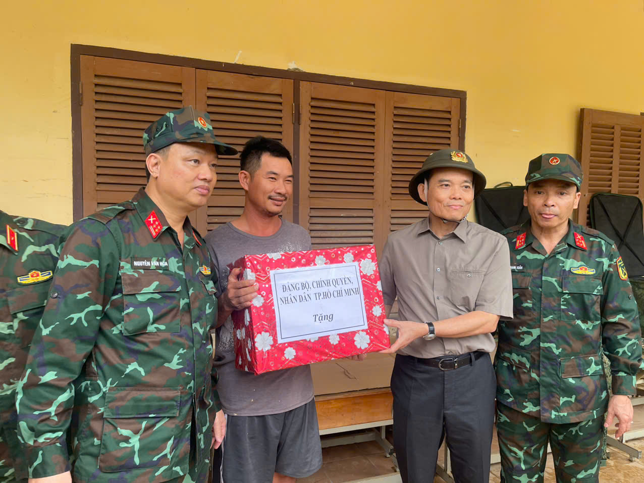 Đoàn công tác Bộ Chính trị thăm vùng lũ Khánh Hòa, động viên người dân vượt qua khó khăn - Ảnh 2.