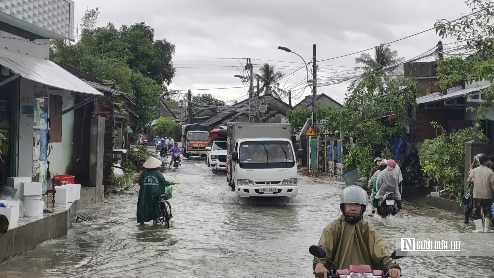 Đắk Lắk: Cận cảnh rốn lũ Hoà Thịnh ngập trong biển nước- Ảnh 12.